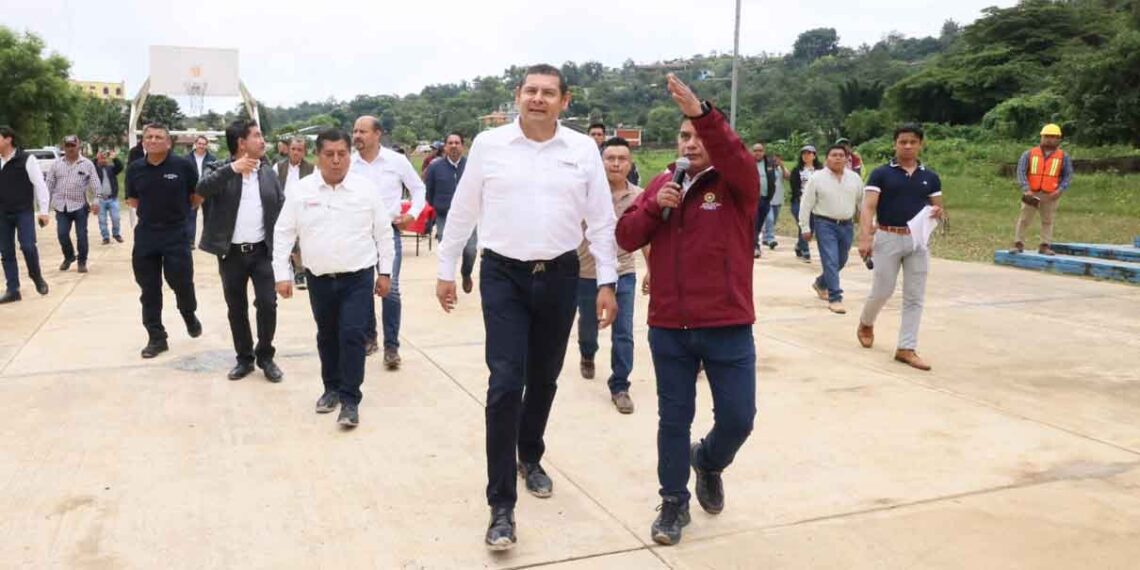 Maquinaria rehabilita camino en Eloxochitlán; Armenta supervisa los trabajos