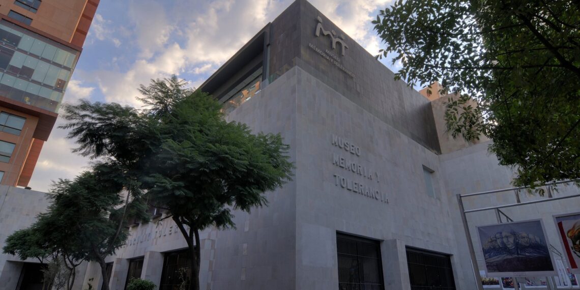 La exposición es lleva una narrativa cruda sobre las violencias que enfrentan menores en distintos entornos: el hogar, la escuela, el espacio digital e incluso instituciones religiosas. (Cortesía)