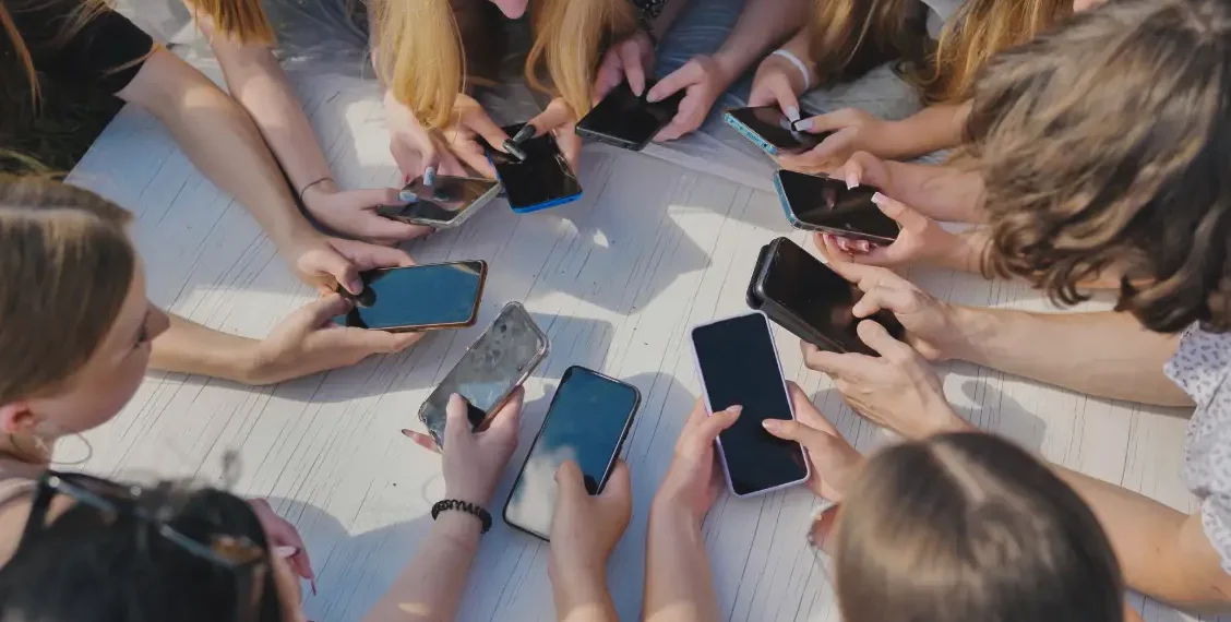 Meta argumenta en su sitio de Instagram que “los adolescentes utilizan, en promedio, 44 aplicaciones a la semana”. (AdobeStock)