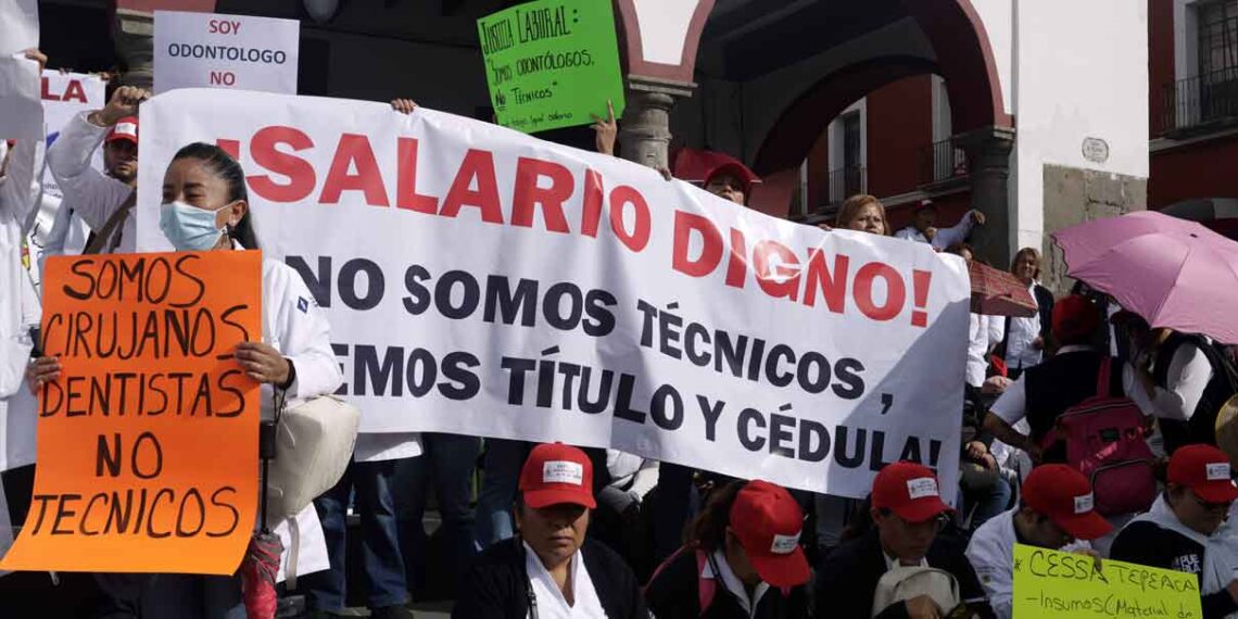 Trabajadores de Salud protestan en Puebla por falta de insumos y plazas