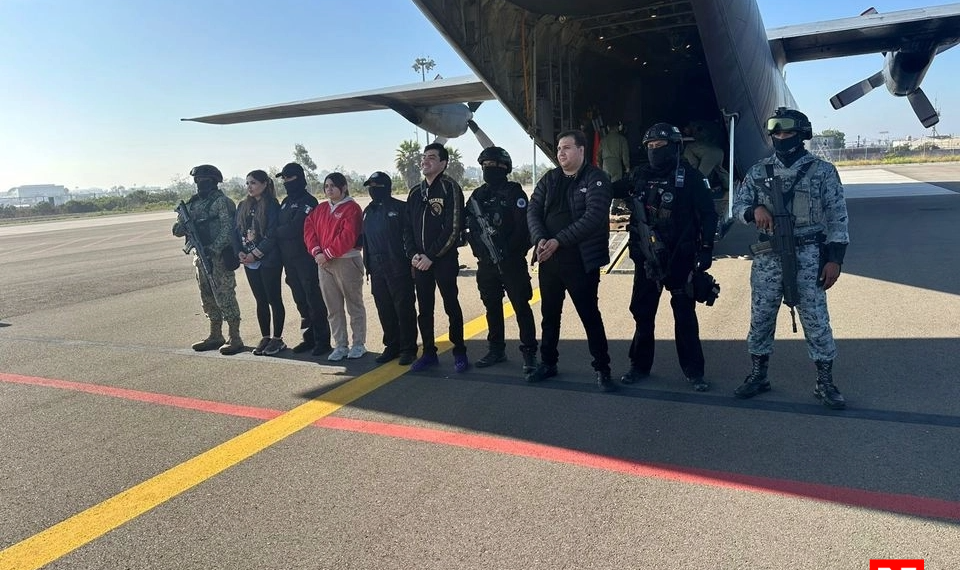 Autoridades federales escoltan a Pablo Edwin Huerta Nuño, alias “El Flaquito”, tras su arribo a la Ciudad de México luego de ser detenido en Tijuana por elementos de Sedena, Guardia Nacional y FGR.