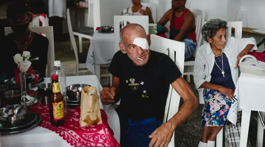 Un anciano espera ser atendido en un comedor público, perteneciente al Sistema de Atención Familiar (SAF), en La Habana, Cuba. (AFP)