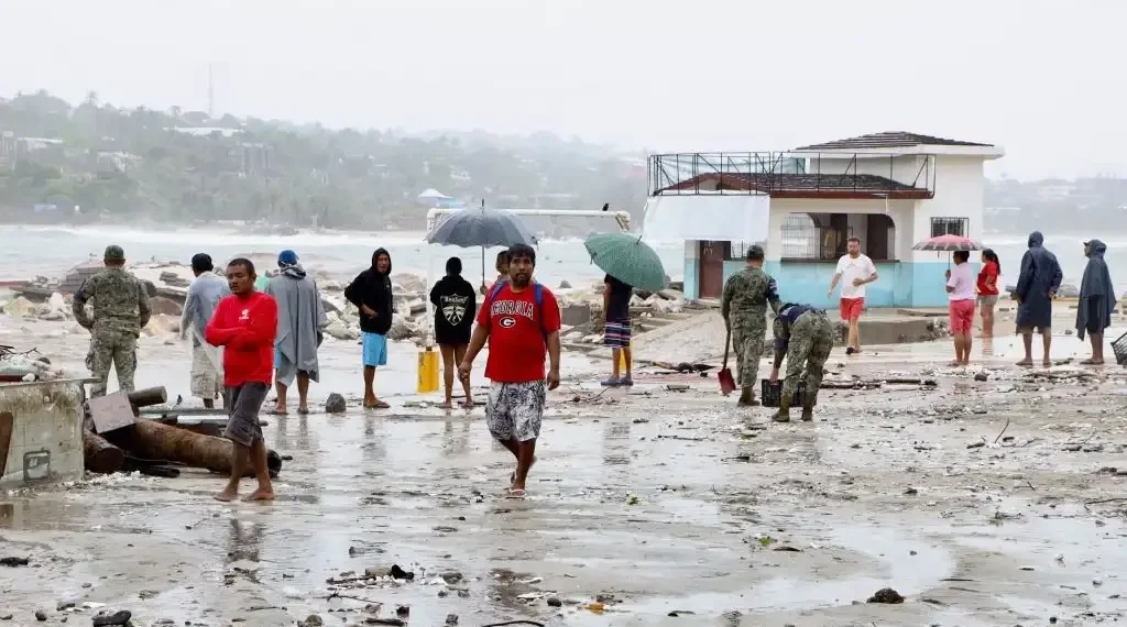 Lluvias constantes y oleaje elevado se registran en Puerto Escondido, Oaxaca. (Cuartoscuro)