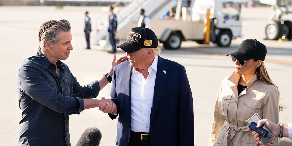 Donald Trump y Gavin Newsom en evento oficial en Los Ángeles antes del conflicto por el despliegue de tropas federales en California.