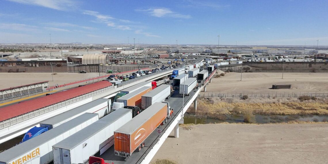 Por medio de la frontera se movilizan miles de camiones cargados de mercancías en ambos sentidos. (FOTO: CARLOS SÁNCHEZ COLUNGA/CUARTOSCURO.COM)