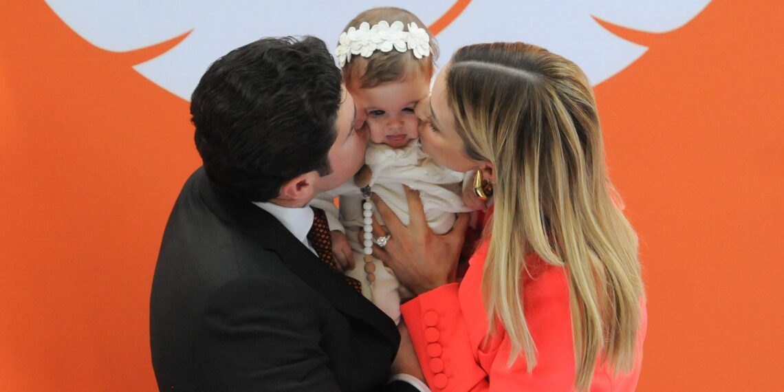 (Archivo) Samuel García y su esposa Mariana Rodríguez, besan a su hija. (FOTO: DANIEL AUGUSTO /CUARTOSCURO.COM)