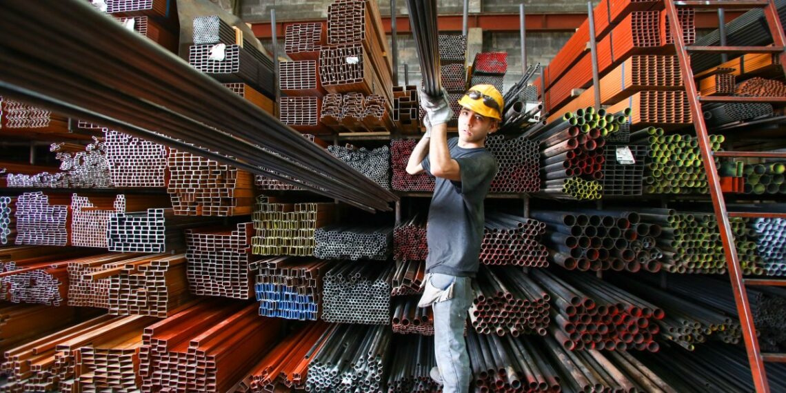 Las horas trabajadas en México resultan muy elevadas contra otros países emergentes e industrializados. (Photo by Julio Cesar AGUILAR / AFP)