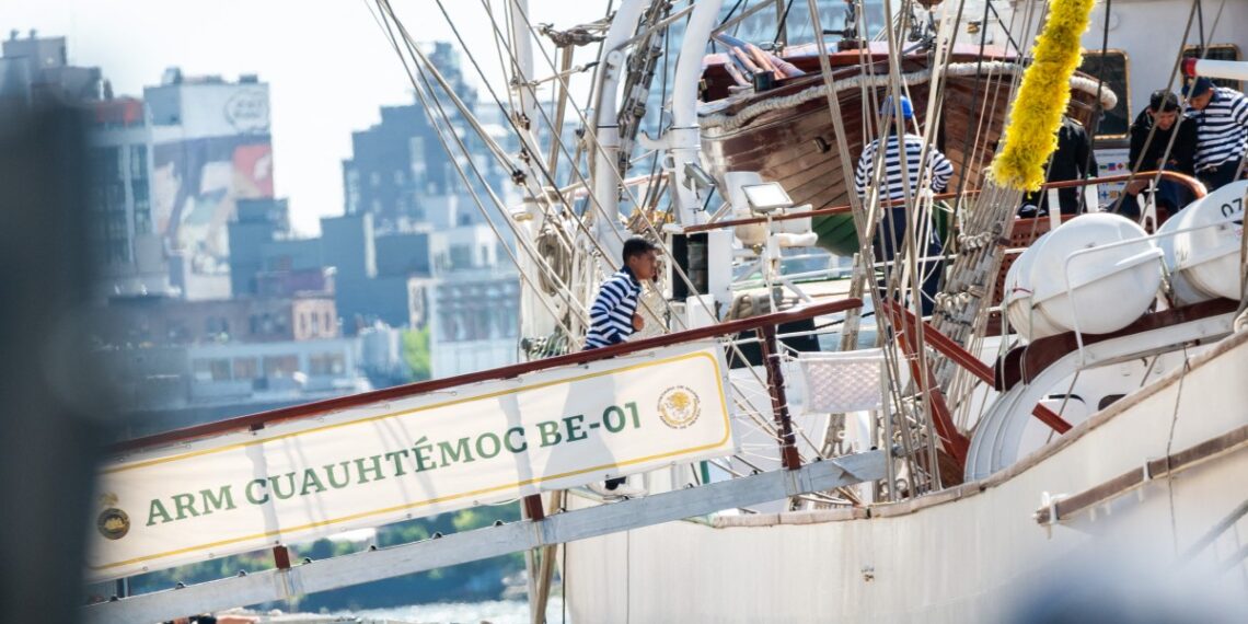 El Buque Escuela Cuauhtémoc protagonizó un accidente fatal que le costó la vida a dos cadetes al dejar el puerto de Nueva York. (Photo by SPENCER PLATT / GETTY IMAGES NORTH AMERICA / Getty Images via AFP)