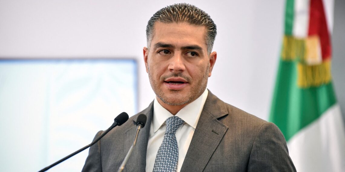 Omar García Harfuch continúa con la investigación en conjunto con la Fiscalía de Chihuahua respecto a la funeraria Plenitud en Ciudad Juárez. (Photo by Rodrigo Oropeza / AFP)