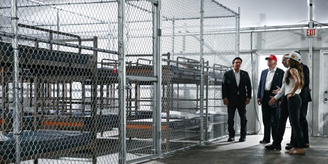 El estado de Florida ha ganado notoriedad por el "Alligator Alcatraz", un centro de detención de migrantes en una zona inhóspita del estado. (Photo by ANDREW CABALLERO-REYNOLDS / AFP)