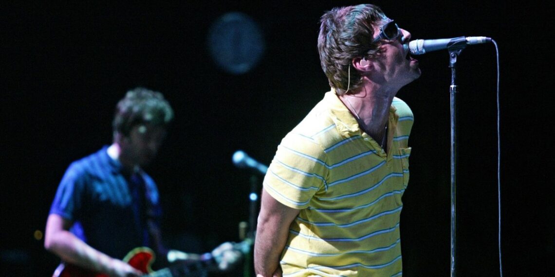 Liam y Noel Gallagher, se reúnen para iniciar una gira mundial con Oasis. (Photo by Jose Jordan / AFP)
