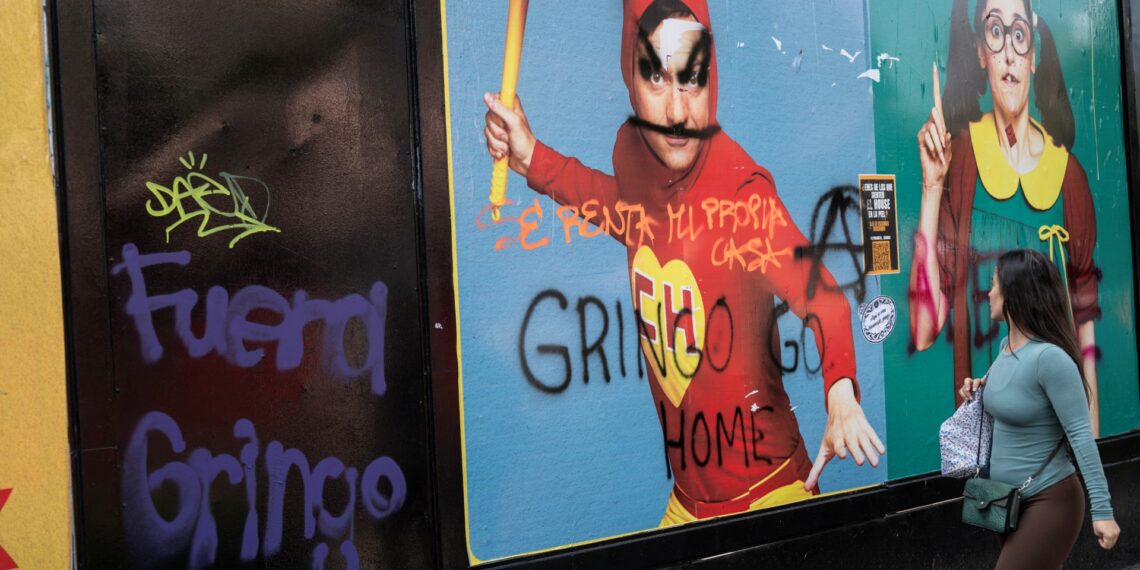 Pintas en las calles de la Roma y Condesa días después de la marcha contra la gentrificación en estas colonias. (Photo by Yuri CORTEZ / AFP)