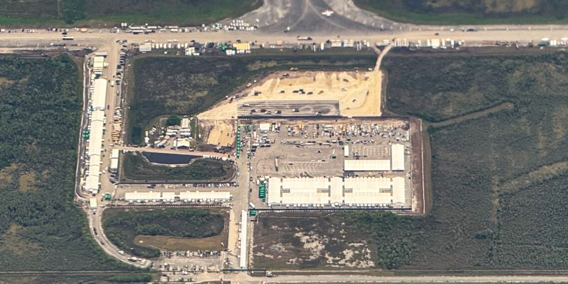 Vista aérea del "Alligator Alcatraz" en Florida. (Photo by CHANDAN KHANNA / AFP)