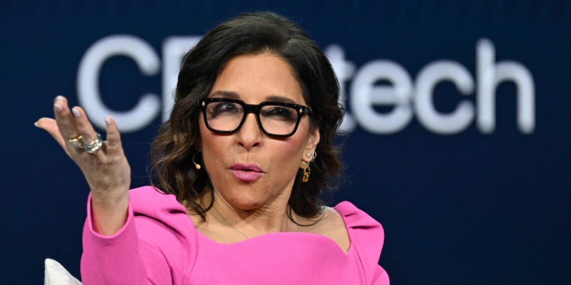 Linda Yaccarino tuvo que sortear el semestre más complejo de la red social X (antes Twitter). (Photo by Patrick T. Fallon / AFP)
