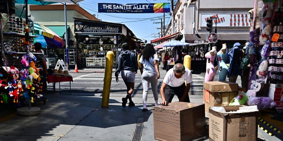El "Fashion District" del centro de Los Ángeles enfrenta una nueva crisis a partir de las redadas contra migrantes emprendida por Donald Trump. (Photo by Frederic J. BROWN / AFP)