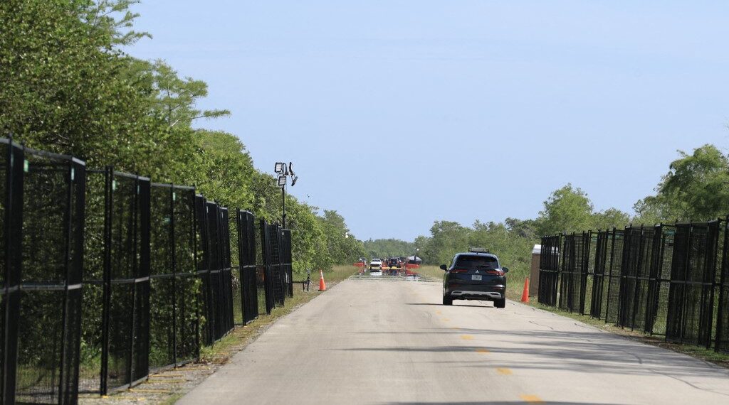 El modo en el que está operando este centro de procesamiento de migrantes genera muchas dudas acerca de sus métodos y como vulnera los derechos humanos. (Photo by JOE RAEDLE / GETTY IMAGES NORTH AMERICA / Getty Images via AFP)