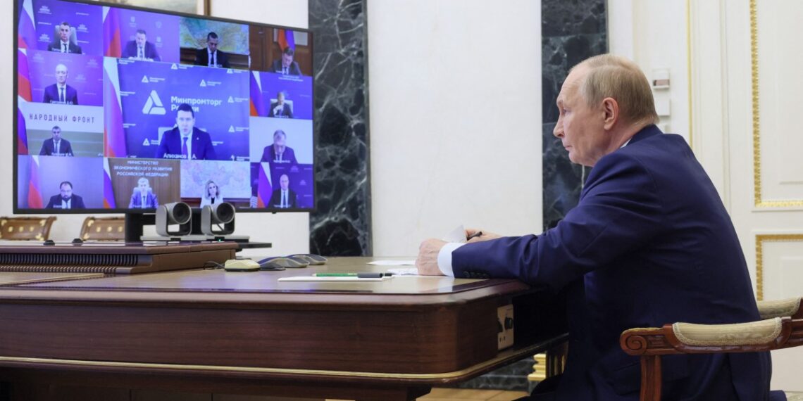Las restricciones informativas desde Rusia se aproximan al modelo chino de cerco informativo para su ciudadanía. (Photo by Mikhail METZEL / POOL / AFP)