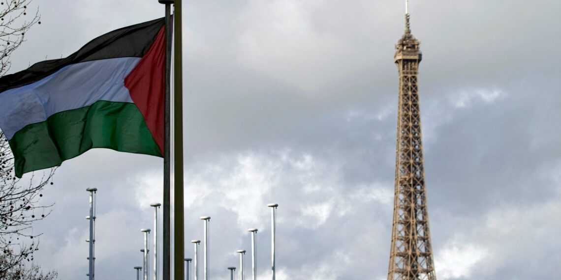 La bandera de Palestina ondeando en la capital francesa. (Photo by Joël SAGET / AFP)