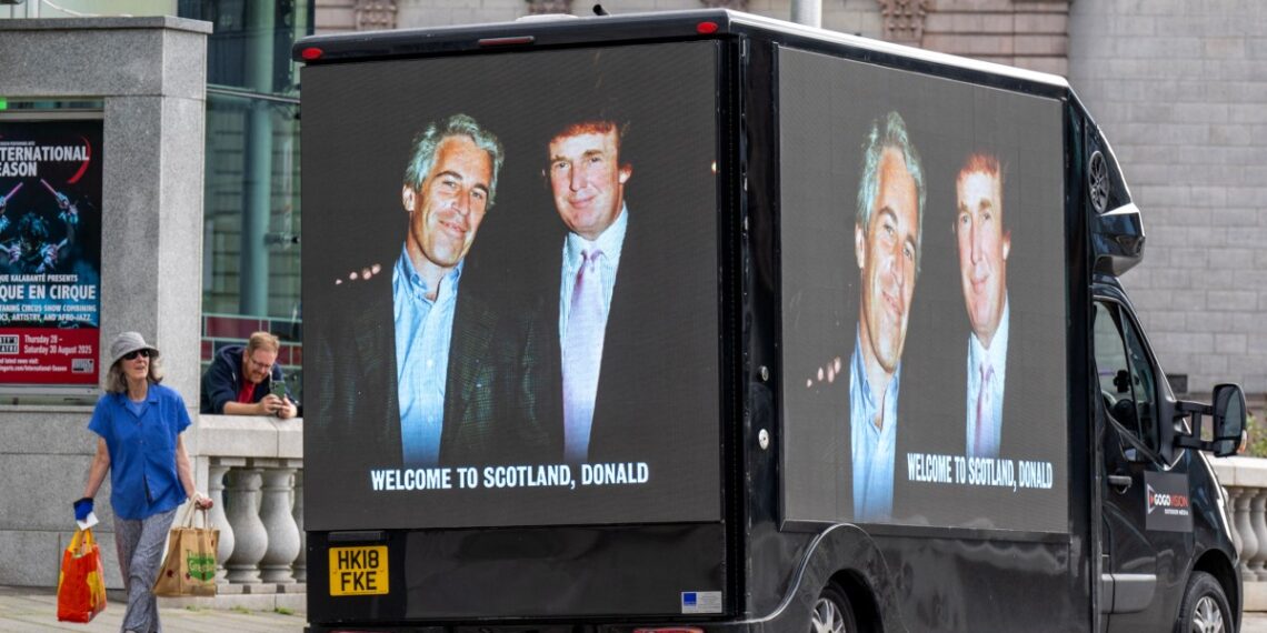 Donald Trump fue captado junto al agresor sexual de menores Jeffery Epstein. (Photo by LESLEY MARTIN / POOL / AFP)