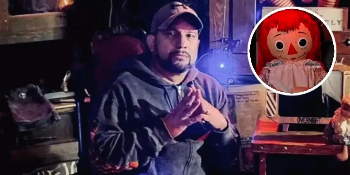El investigador paranormal Dan Rivera junto a la  muñeca Annabelle. (Especial)