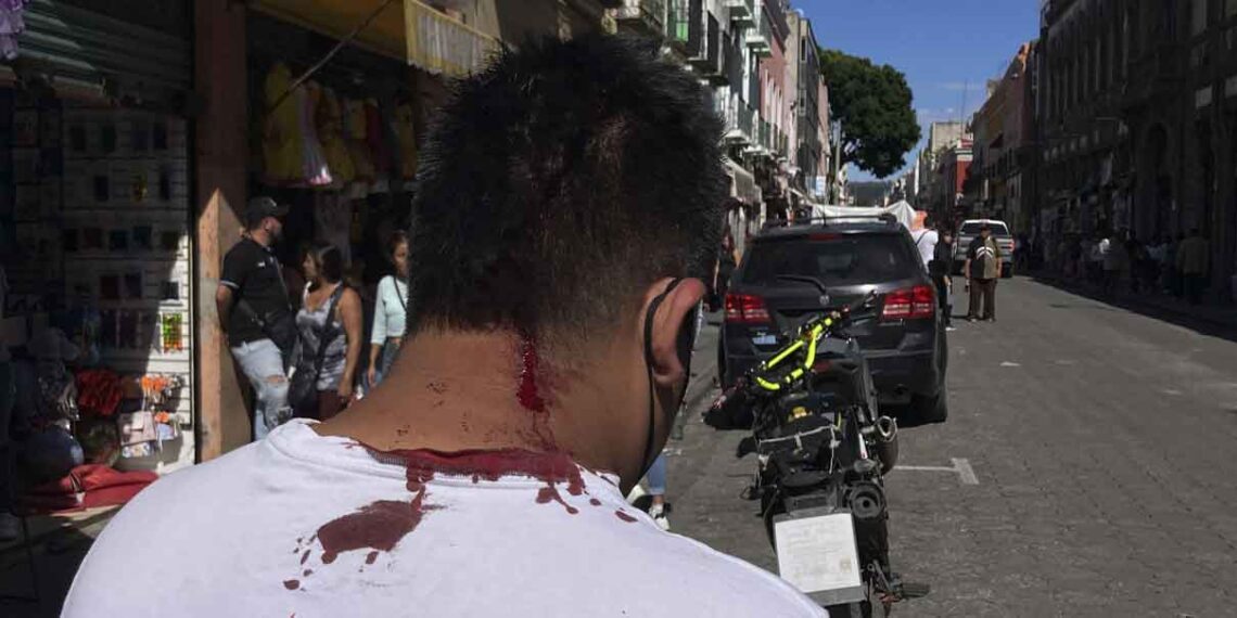 Enfrentamiento entre vendedores ambulantes escala en el corazón de Puebla