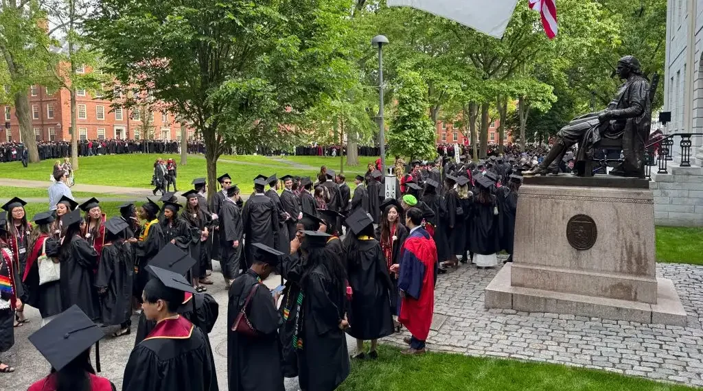 Los graduados se reúnen antes del inicio de la ceremonia de graduación en la Universidad de Harvard en Cambridge, Massachusetts. (AFP)
