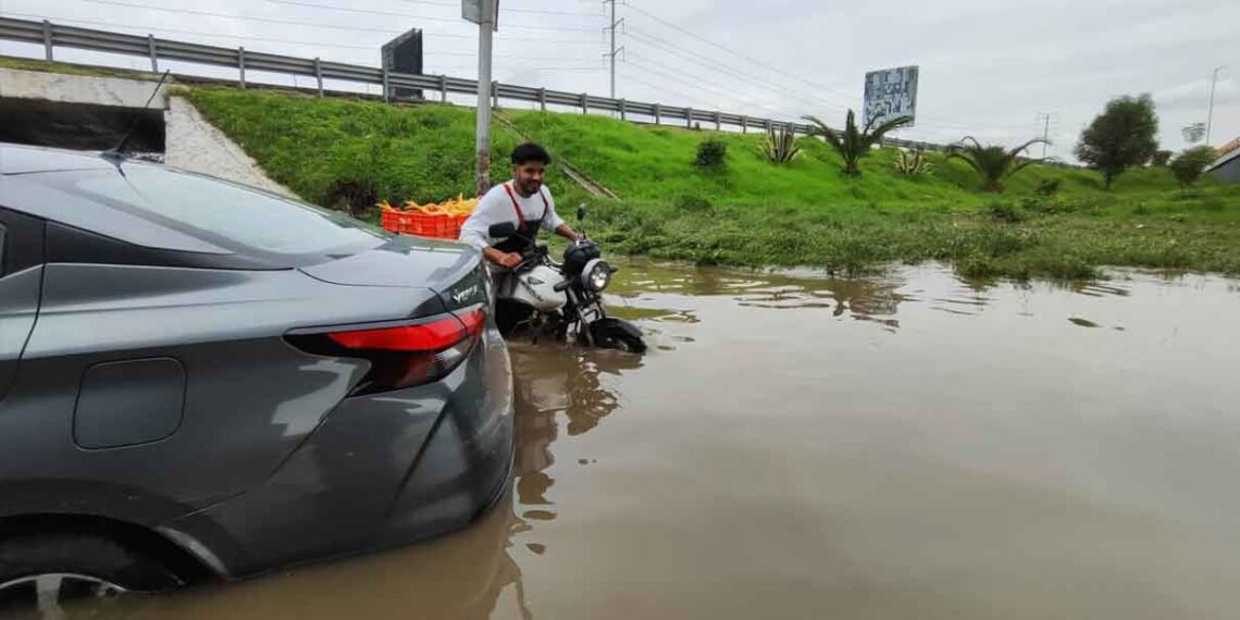 Inundación en autopista México-Puebla mantiene autos varados tras lluvias