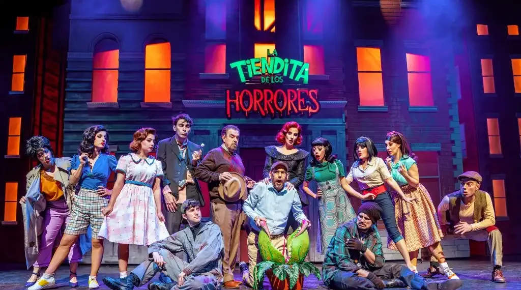 Elenco de la obra "La tiendita de los horrores". (Cortesía)