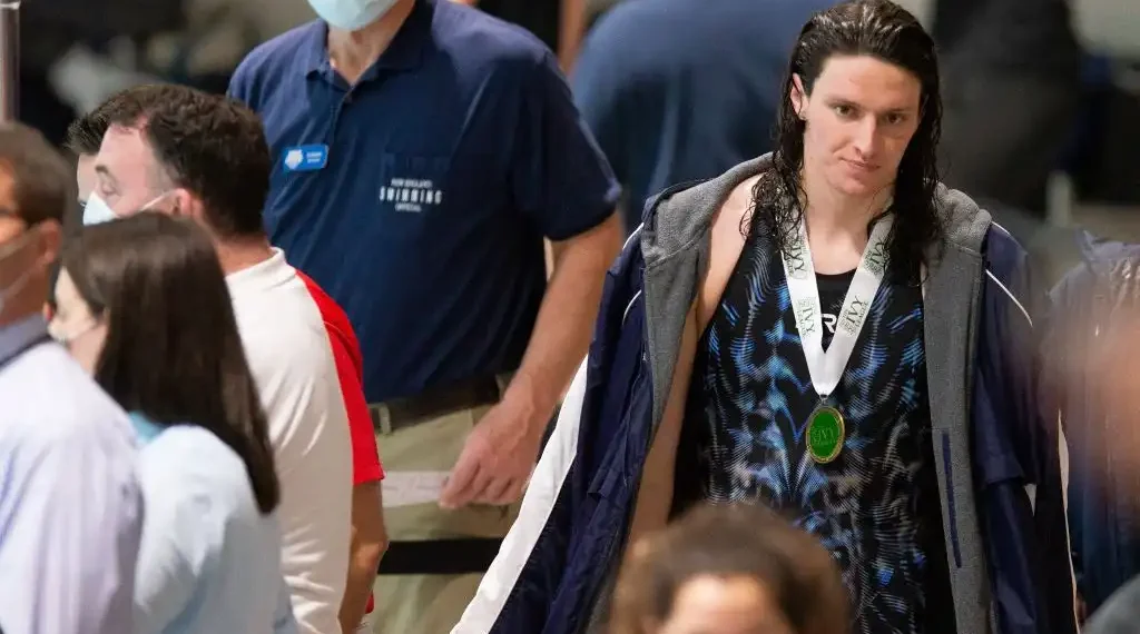 La nadadora de la Universidad de Pensilvania, Lia Thomas, camina tras recibir su medalla por ganar los 200 metros libres durante el Campeonato Femenino de Natación y Saltos de la Ivy League de 2022. (AFP)