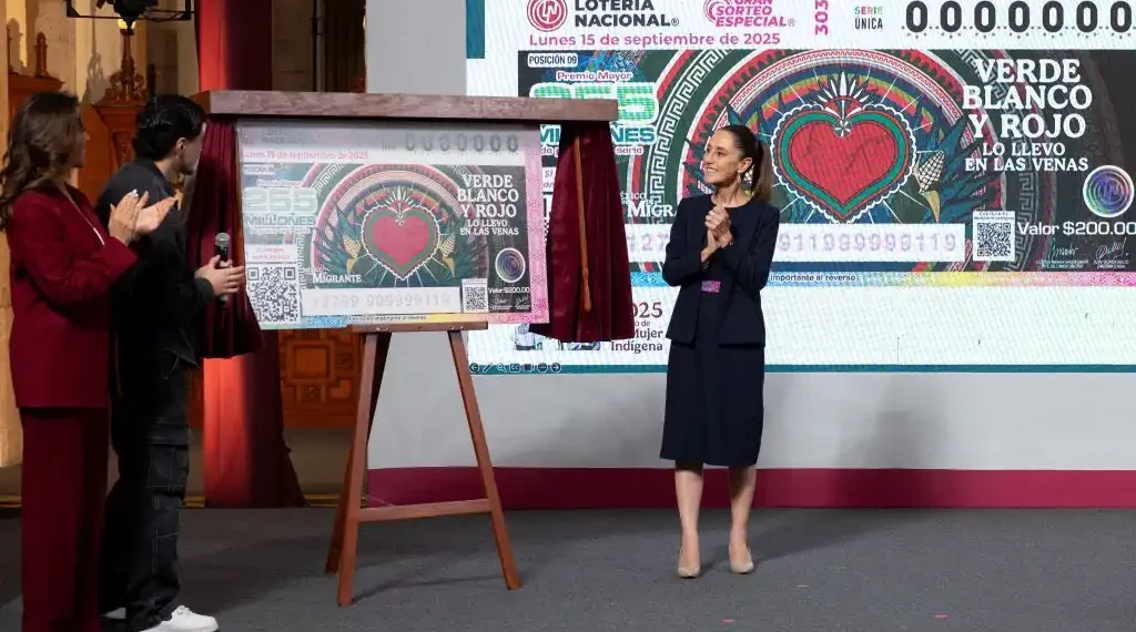 La presidenta Claudia Sheinbaum junto al billete de la Lotería Nacional enfocado en los migrantes. (AFP)