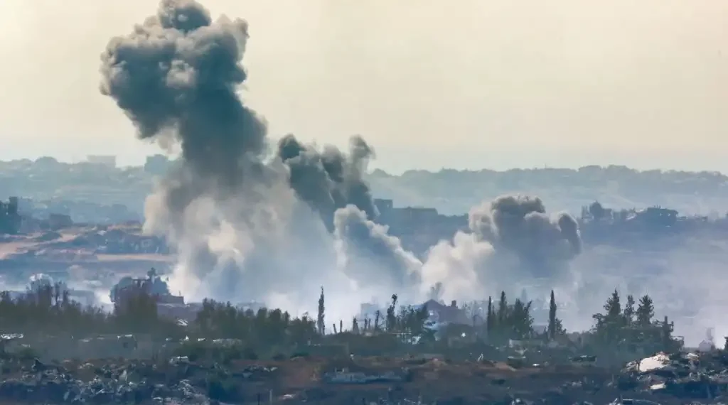 Esta imagen, tomada desde la frontera de Israel con la Franja de Gaza, muestra una columna de humo durante un ataque israelí contra el territorio palestino el 10 de julio. (AFP)