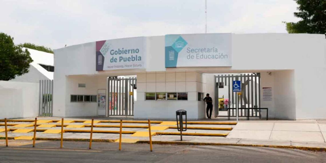 Denuncian acoso laboral y violencia de género en tres centros escolares de Puebla