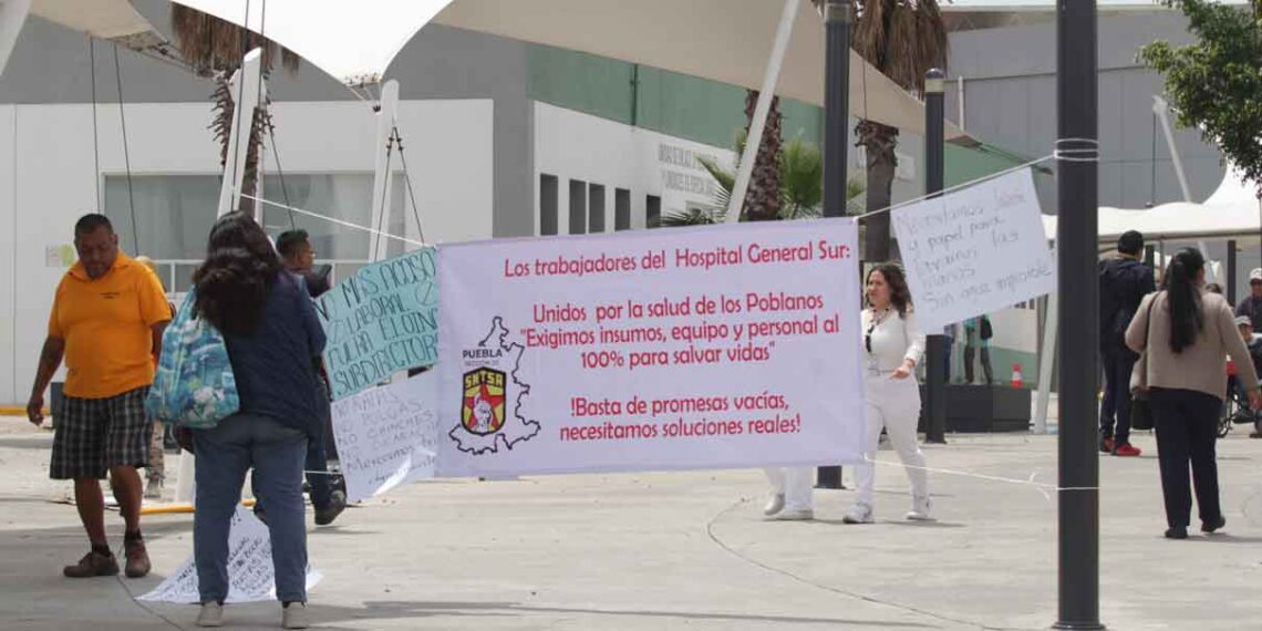 Trabajadores del sector Salud se manifiestan en cuatro municipios poblanos