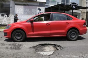 Hasta 5 mil pesos cuesta reparar daños causados por baches en Puebla