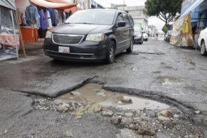 Hasta 5 mil pesos cuesta reparar daños causados por baches en Puebla