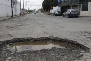 Hasta 5 mil pesos cuesta reparar daños causados por baches en Puebla