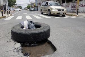 Hasta 5 mil pesos cuesta reparar daños causados por baches en Puebla