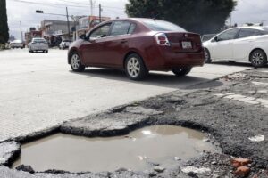 Hasta 5 mil pesos cuesta reparar daños causados por baches en Puebla