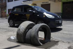 Hasta 5 mil pesos cuesta reparar daños causados por baches en Puebla