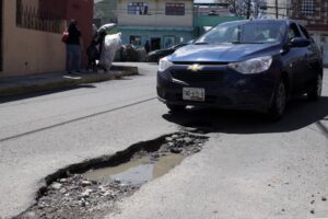 Hasta 5 mil pesos cuesta reparar daños causados por baches en Puebla