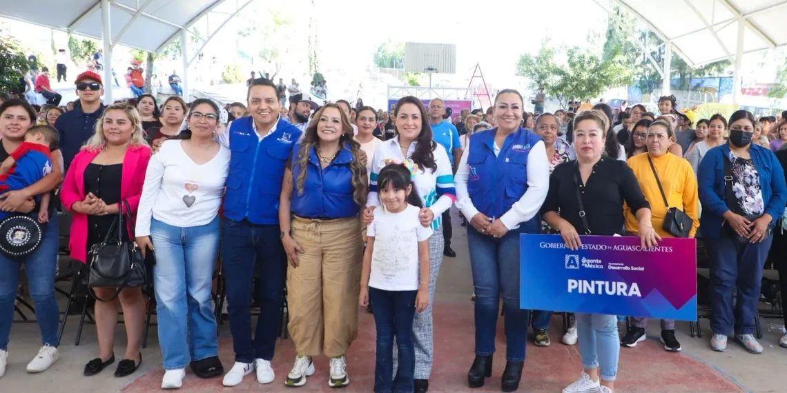 Entregan apoyos para viviendas de Lomas del Ajedrez