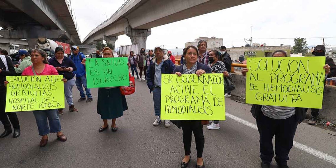 Bloqueos en la autopista México-Puebla por crisis en servicios de hemodiálisis en hospitales públicos