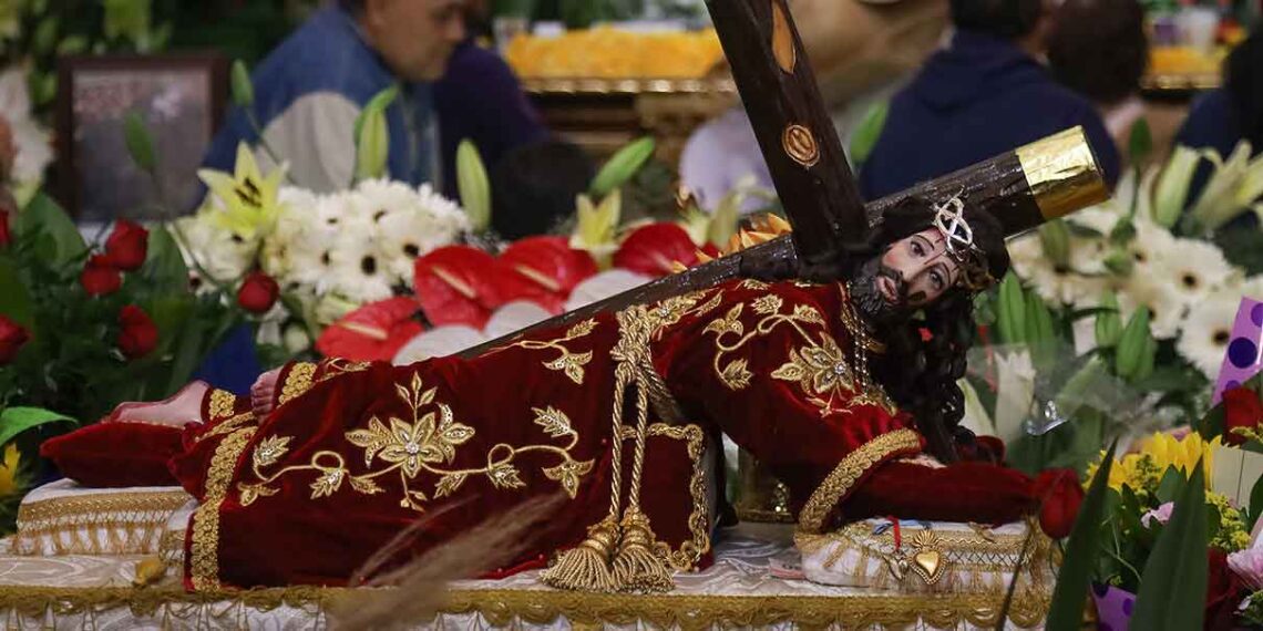 Fieles se congregan en Puebla para celebrar al Señor de las Maravillas pese a la lluvia