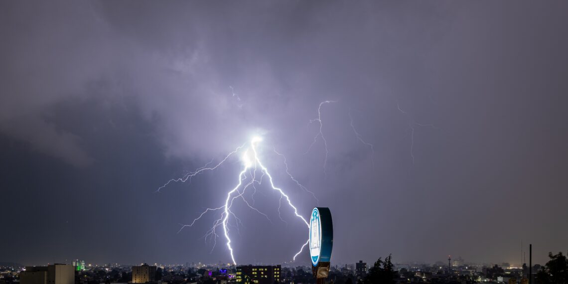 La capital mexiquense enfrentó una fuerte tormenta que dejó daños e inundaciones en el casco histórico. (@AventadoEscutia)